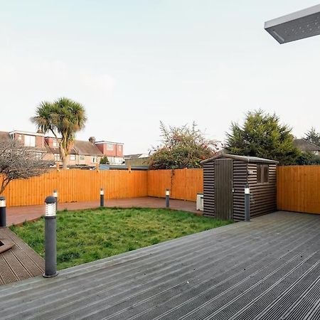 Beautiful 4 Bed Immaculate Condition Refurbished Property Ромфорд Экстерьер фото