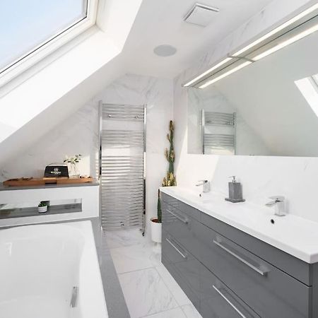 Beautiful 4 Bed Immaculate Condition Refurbished Property Ромфорд Экстерьер фото