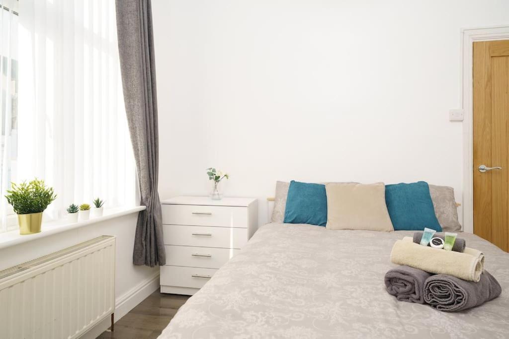 Beautiful 4 Bed Immaculate Condition Refurbished Property Ромфорд Экстерьер фото
