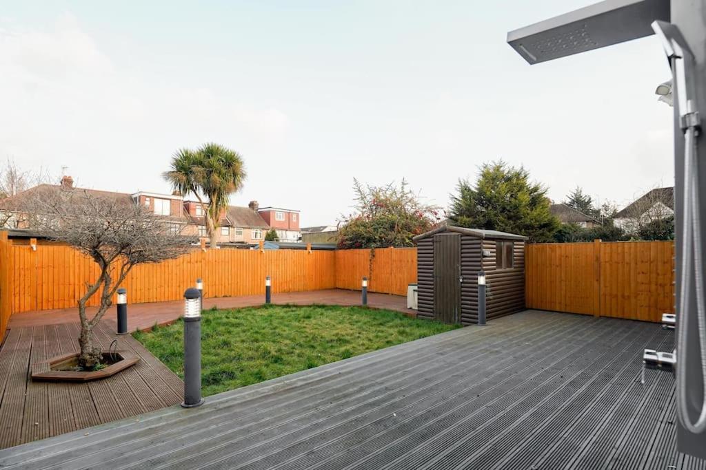 Beautiful 4 Bed Immaculate Condition Refurbished Property Ромфорд Экстерьер фото