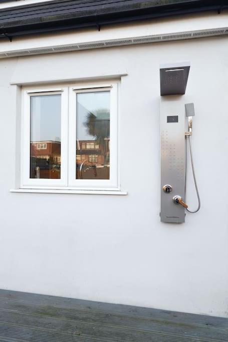 Beautiful 4 Bed Immaculate Condition Refurbished Property Ромфорд Экстерьер фото