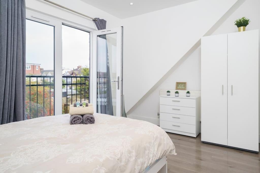 Beautiful 4 Bed Immaculate Condition Refurbished Property Ромфорд Экстерьер фото