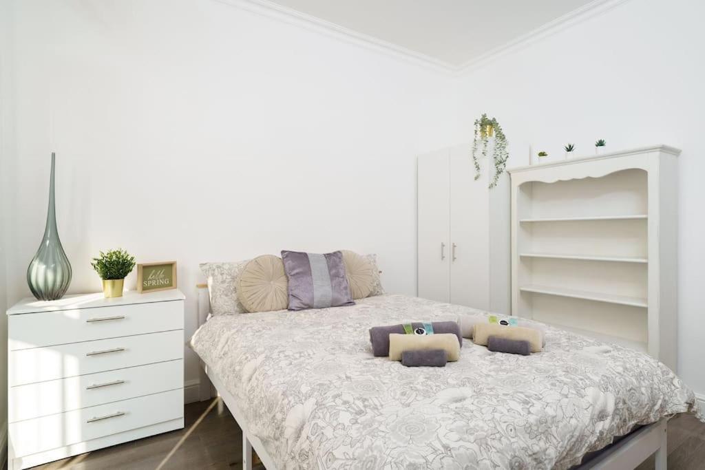 Beautiful 4 Bed Immaculate Condition Refurbished Property Ромфорд Экстерьер фото