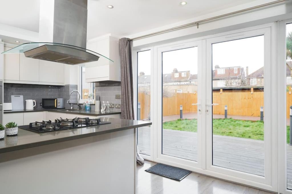 Beautiful 4 Bed Immaculate Condition Refurbished Property Ромфорд Экстерьер фото