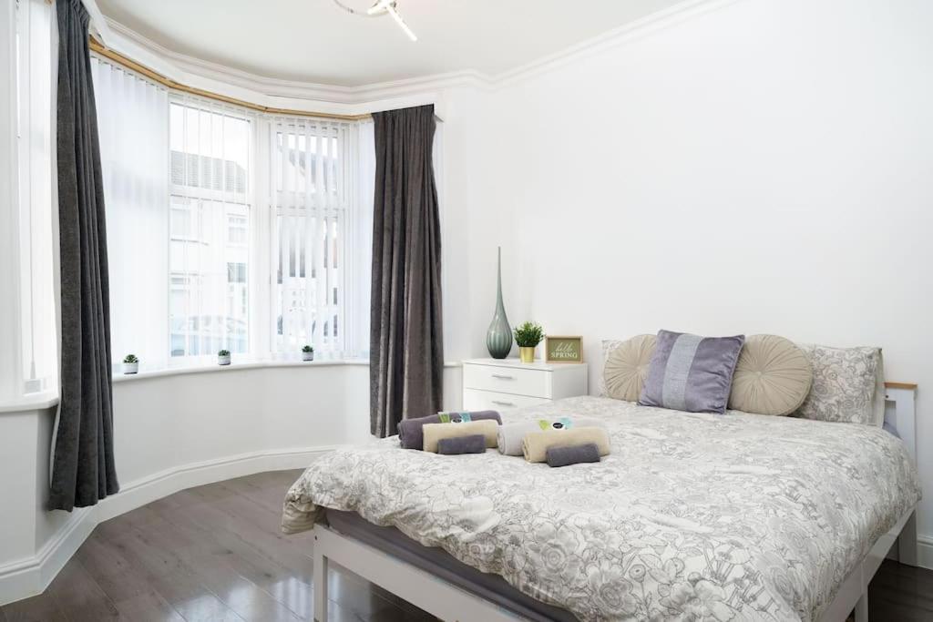 Beautiful 4 Bed Immaculate Condition Refurbished Property Ромфорд Экстерьер фото