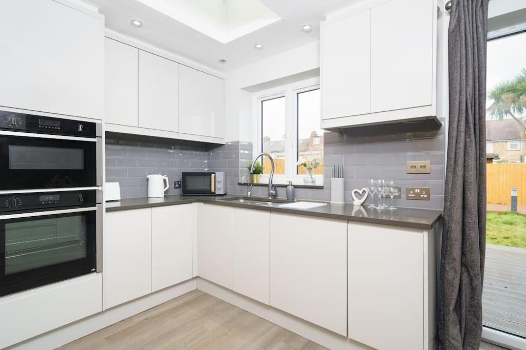 Beautiful 4 Bed Immaculate Condition Refurbished Property Ромфорд Экстерьер фото