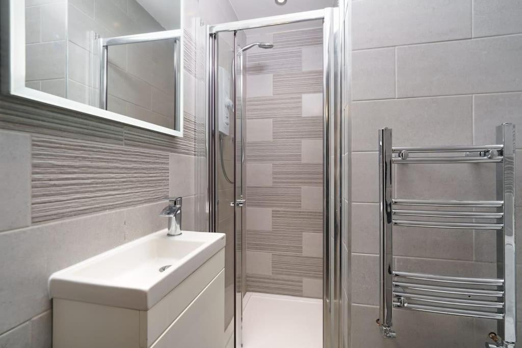 Beautiful 4 Bed Immaculate Condition Refurbished Property Ромфорд Экстерьер фото