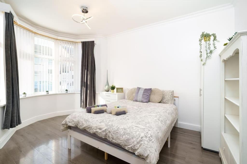 Beautiful 4 Bed Immaculate Condition Refurbished Property Ромфорд Экстерьер фото