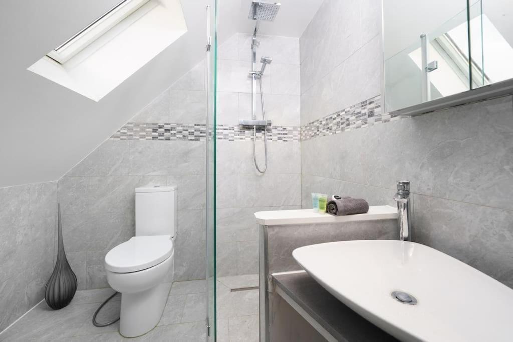 Beautiful 4 Bed Immaculate Condition Refurbished Property Ромфорд Экстерьер фото