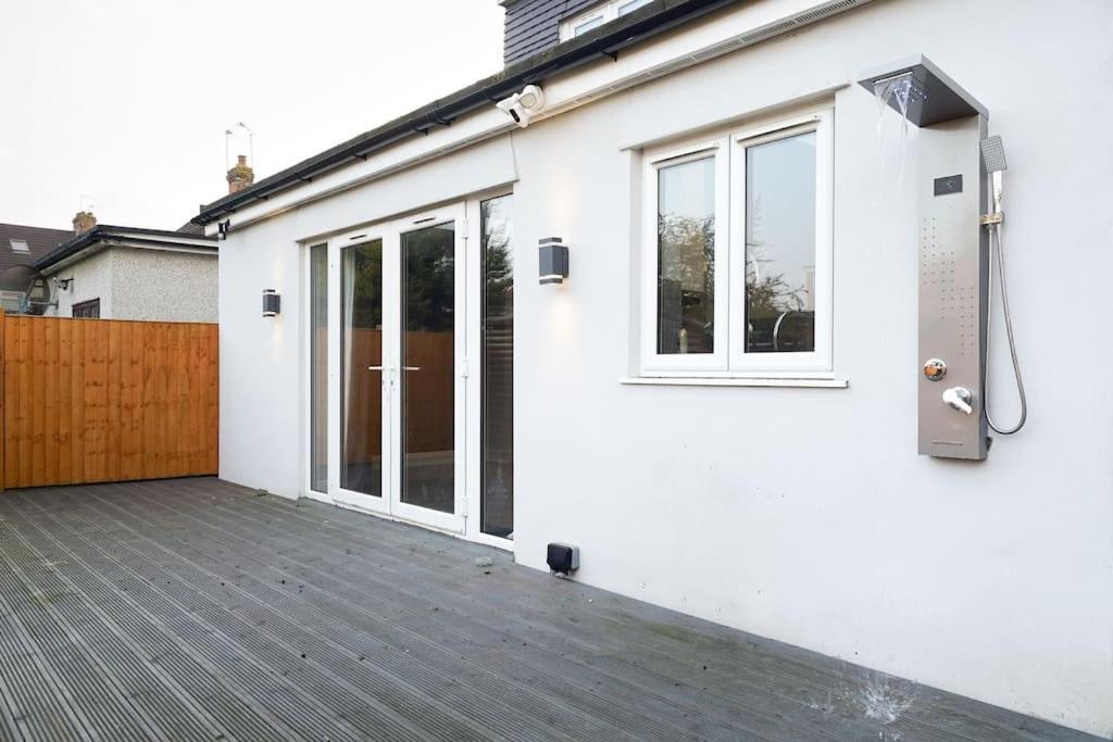 Beautiful 4 Bed Immaculate Condition Refurbished Property Ромфорд Экстерьер фото