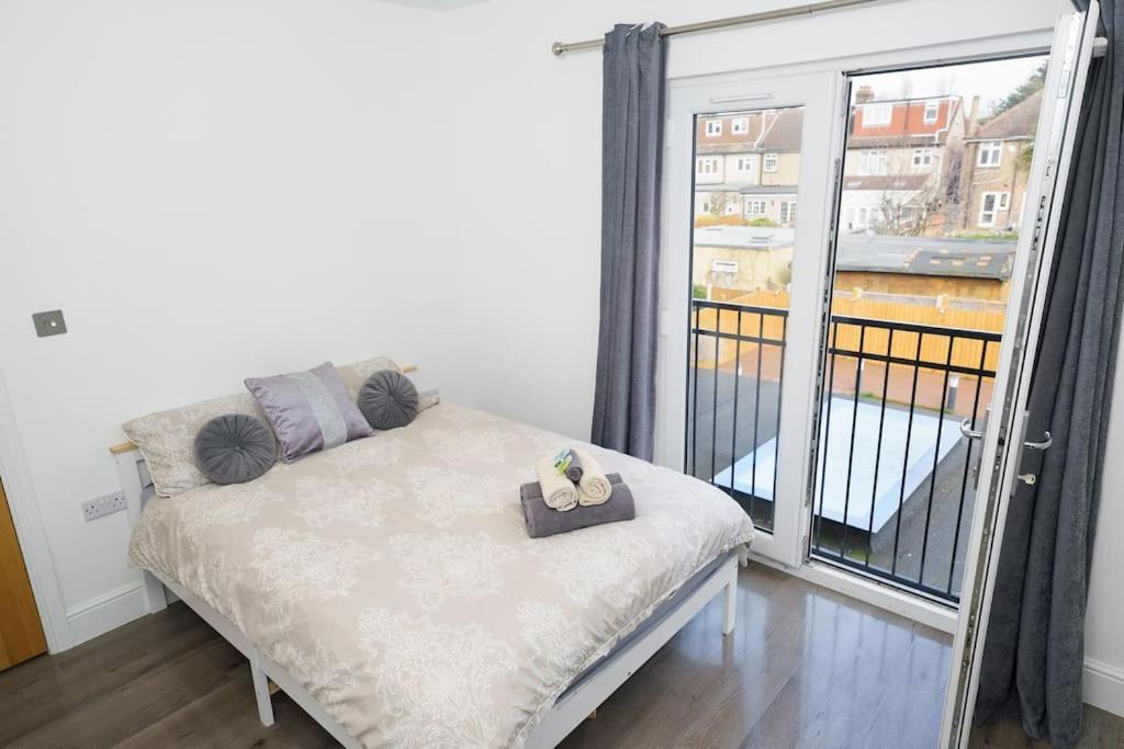 Beautiful 4 Bed Immaculate Condition Refurbished Property Ромфорд Экстерьер фото