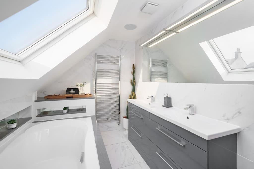 Beautiful 4 Bed Immaculate Condition Refurbished Property Ромфорд Экстерьер фото